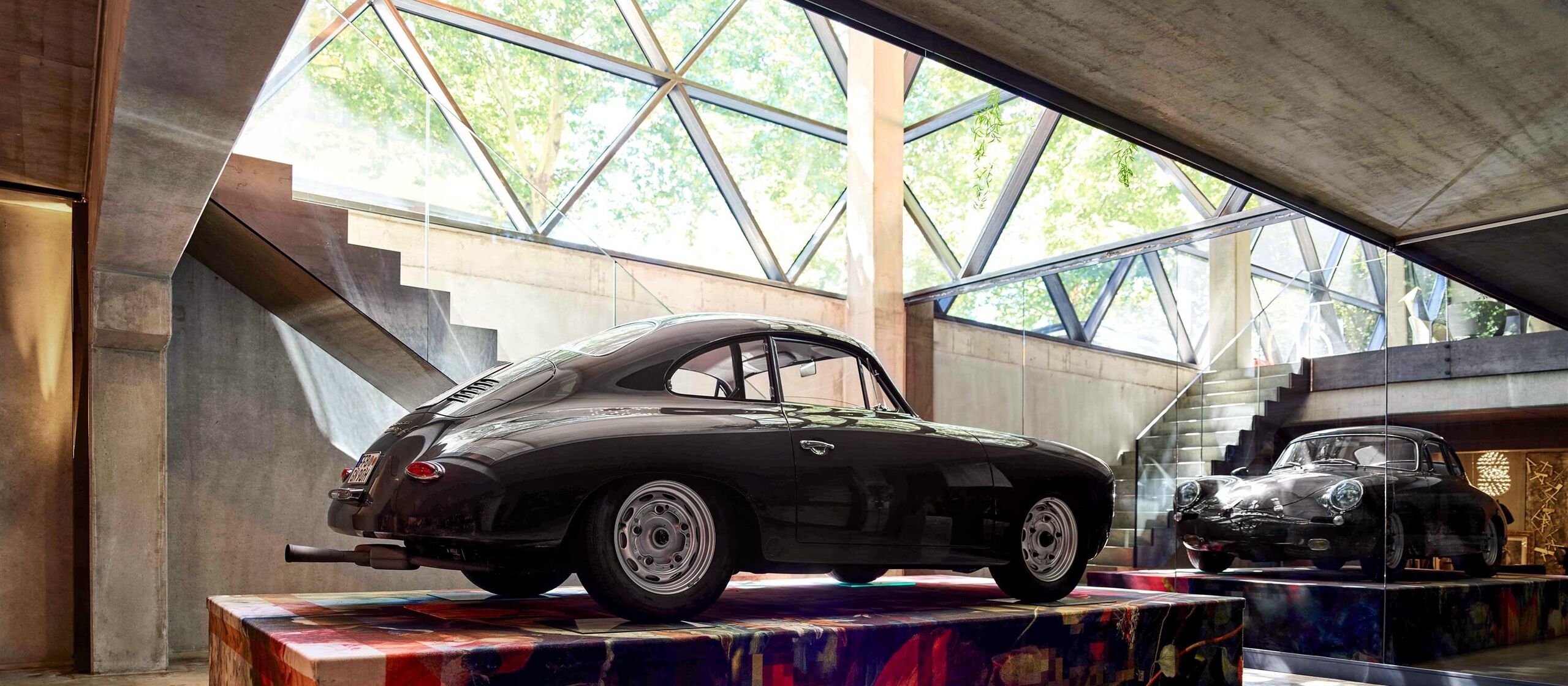 Showroom mit Oldtimer