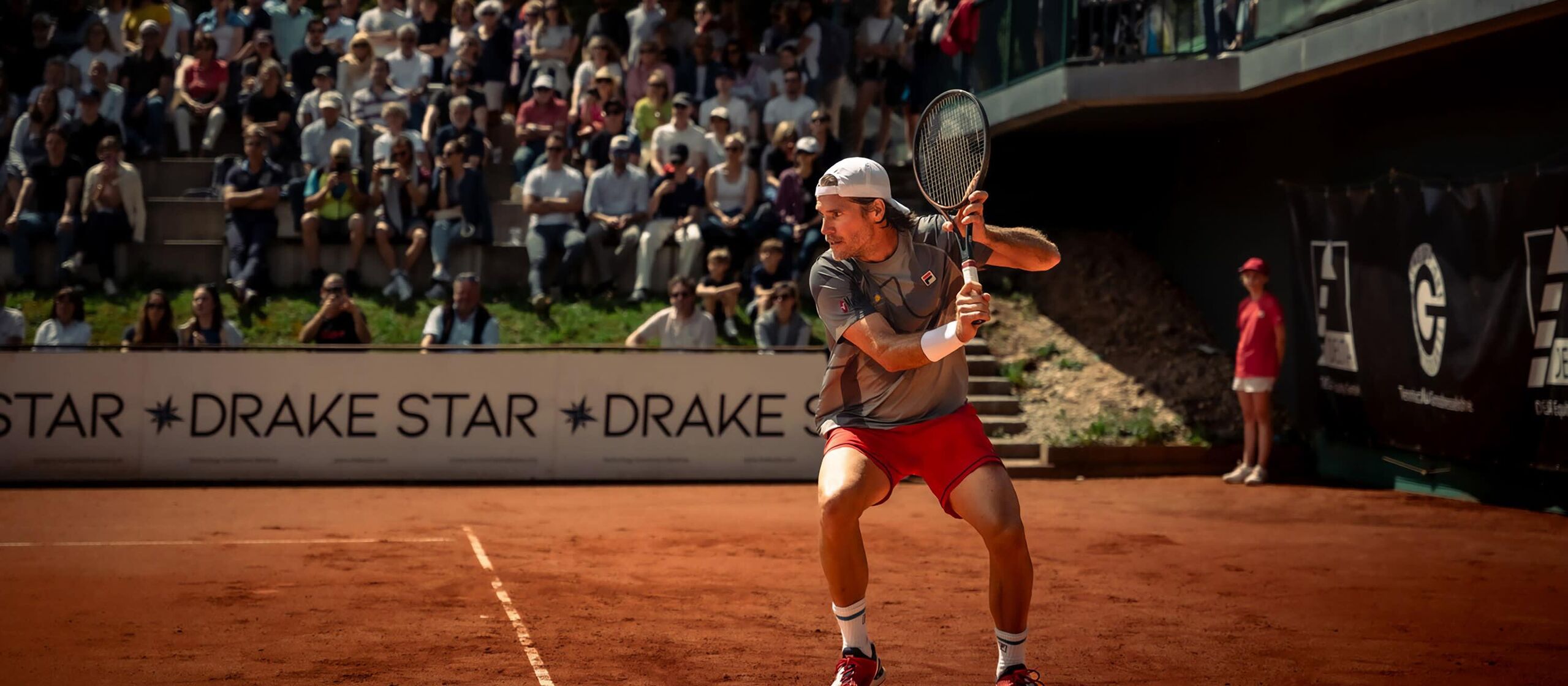 Tennisspieler beim Aufschlag