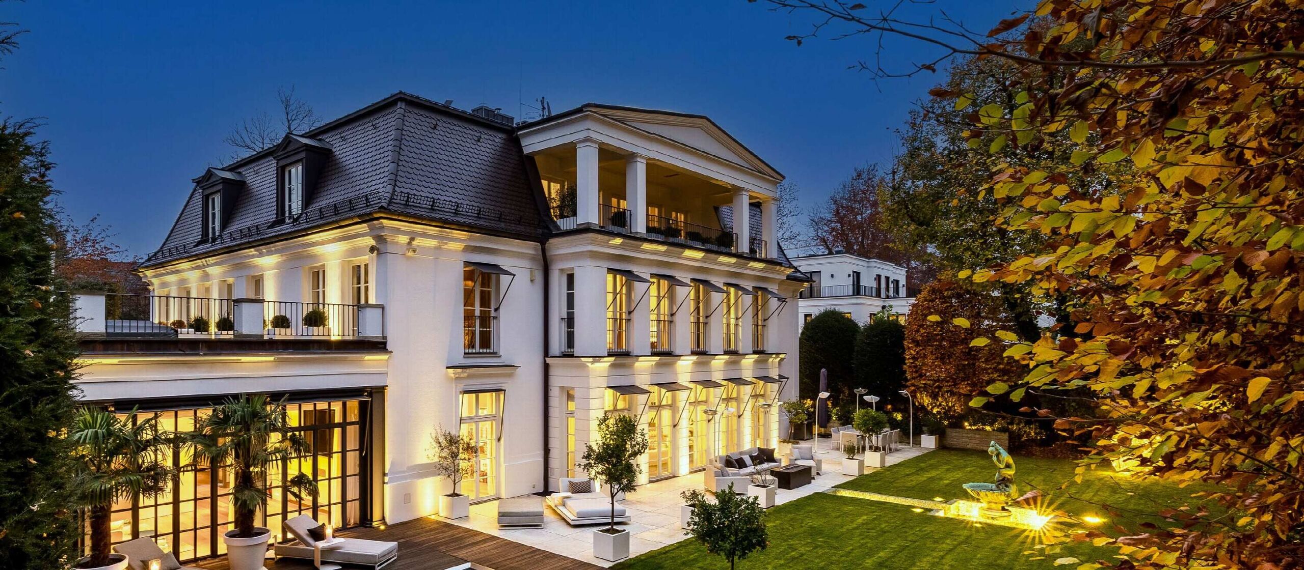Villa mit Pool in der Abenddämmerung