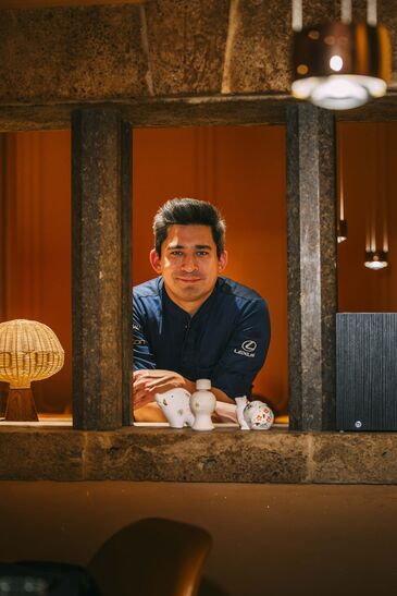 Sternekoch Tohru Nakamura an der Durchreiche seines Münchner Restaurants Schreiberei.