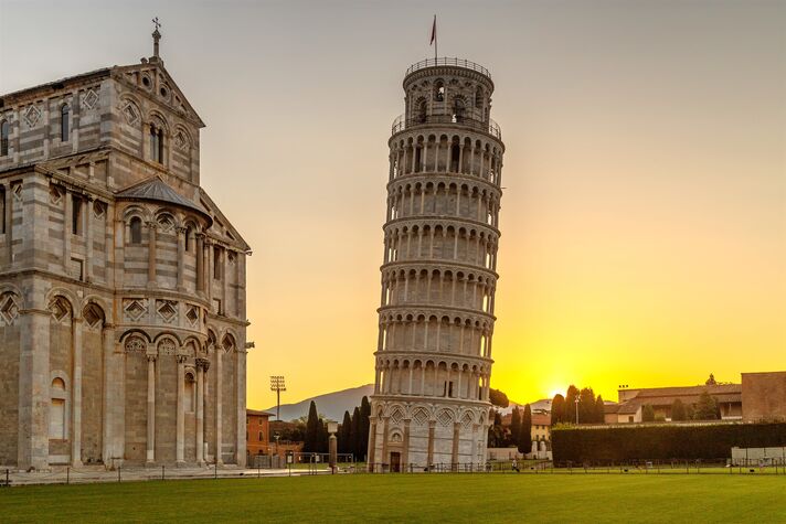 Der schiefe Turm von Pisa neben dem Dom auf der Piazza dei Miracoli im warmen Abendlicht.