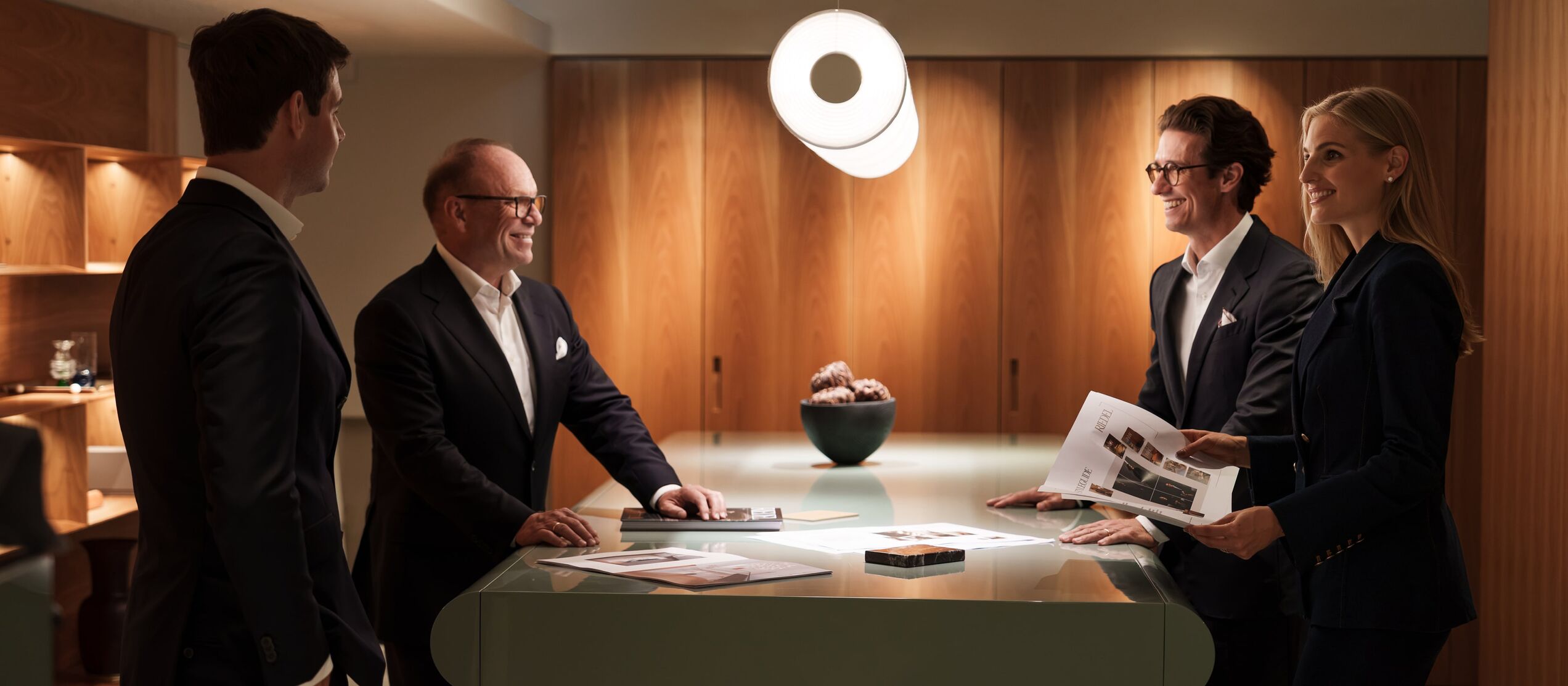 RIEDEL Leadership Team bespricht sich an einem Tisch