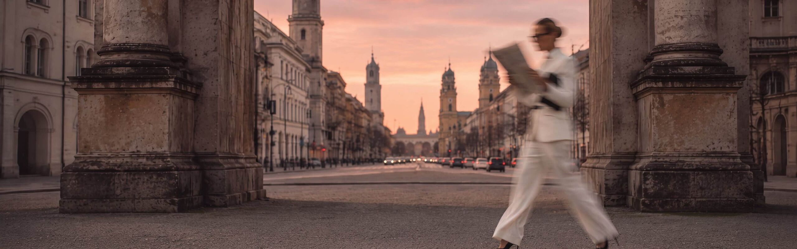 Frau liest Zeitung während Gehen am Siegestor München