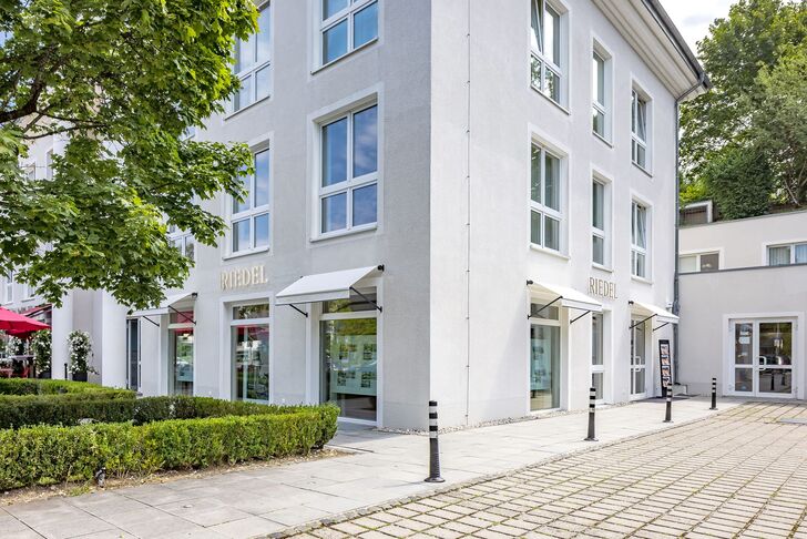 Exterior view of the RIEDEL Real Estate branch in Grünwald