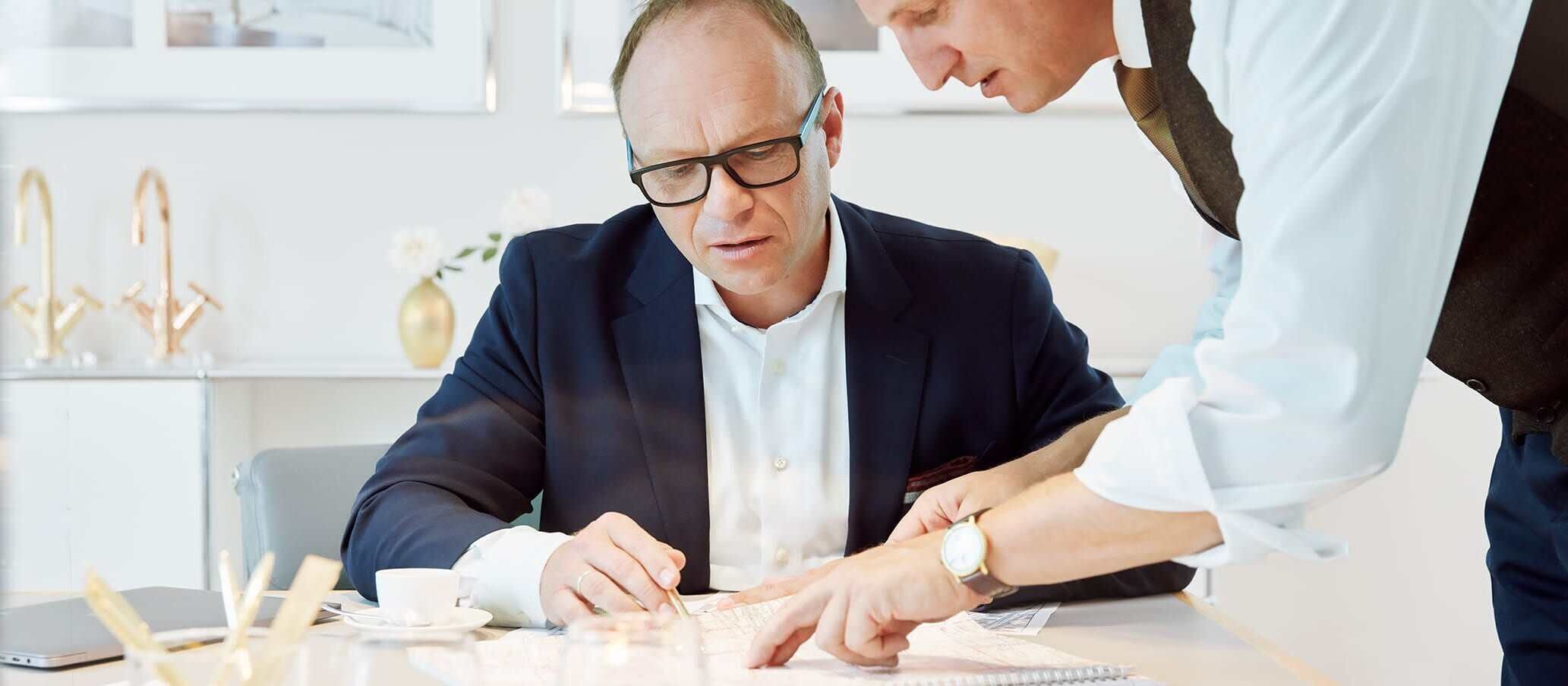 Ralf Heidemann bei der Besprechung von Unterlagen