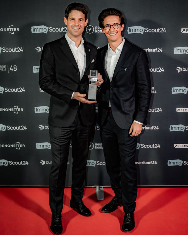 Markus und Max Riedel mit der Auszeichnung zum Makler des Jahres