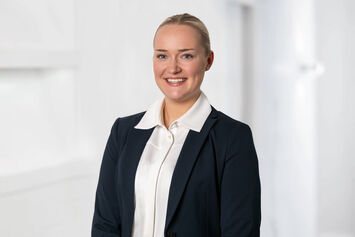 Julia Goth, Junior estate agent