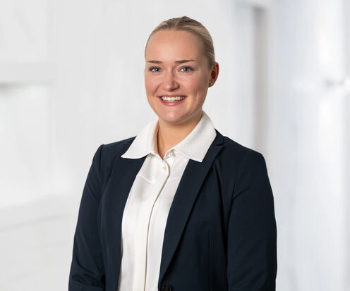 Julia Goth, Junior estate agent