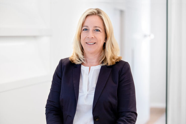 Miriam Hirschler, Estate agent