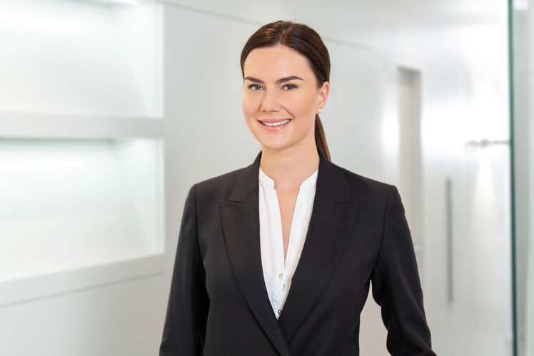 Alexandra Kentmann, Estate agent