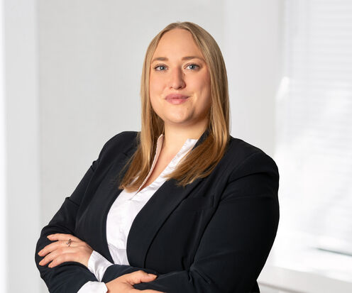Lara Knechtel, Estate agent
