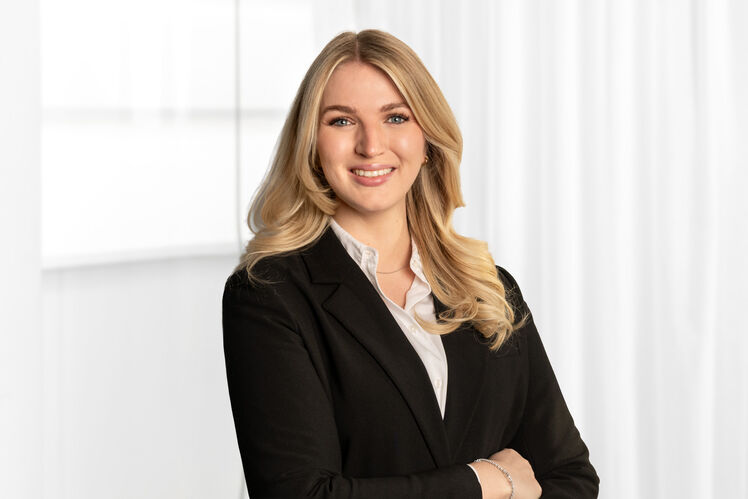 Julie Lauterbach, Estate agent