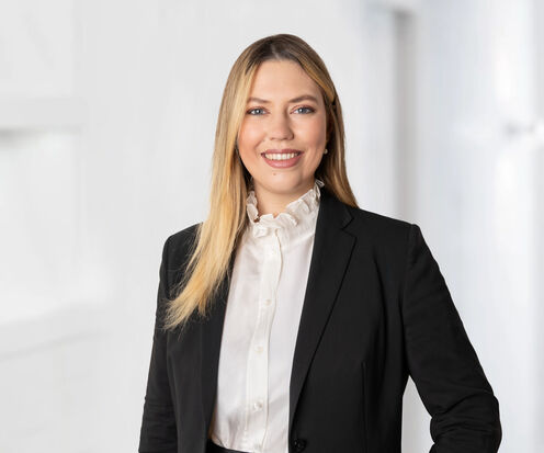 Sarah Mertz, Junior estate agent