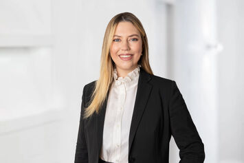 Sarah Mertz, Junior estate agent