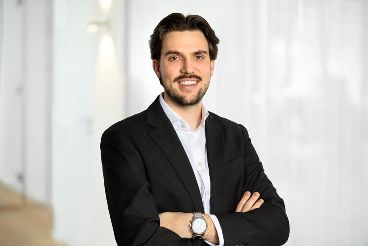 Julian Wetzel, Estate agent