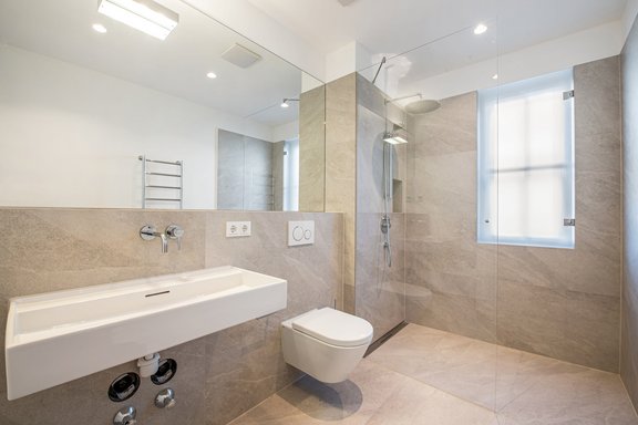 Comfortably equipped bathroom (sample apartment 1)