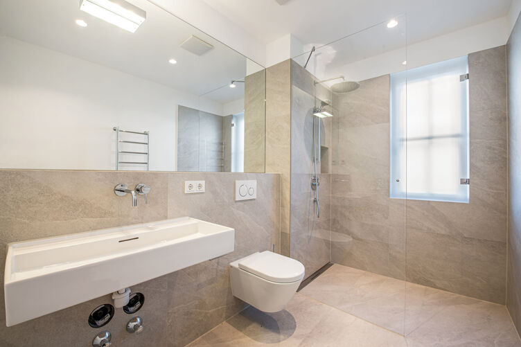 Comfortably equipped bathroom (sample apartment 1)