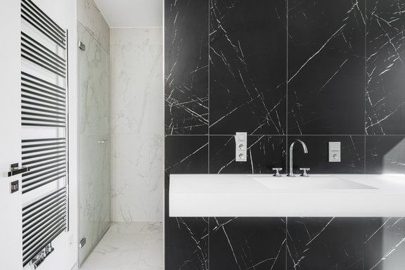 Luxuriöse Badgestaltung