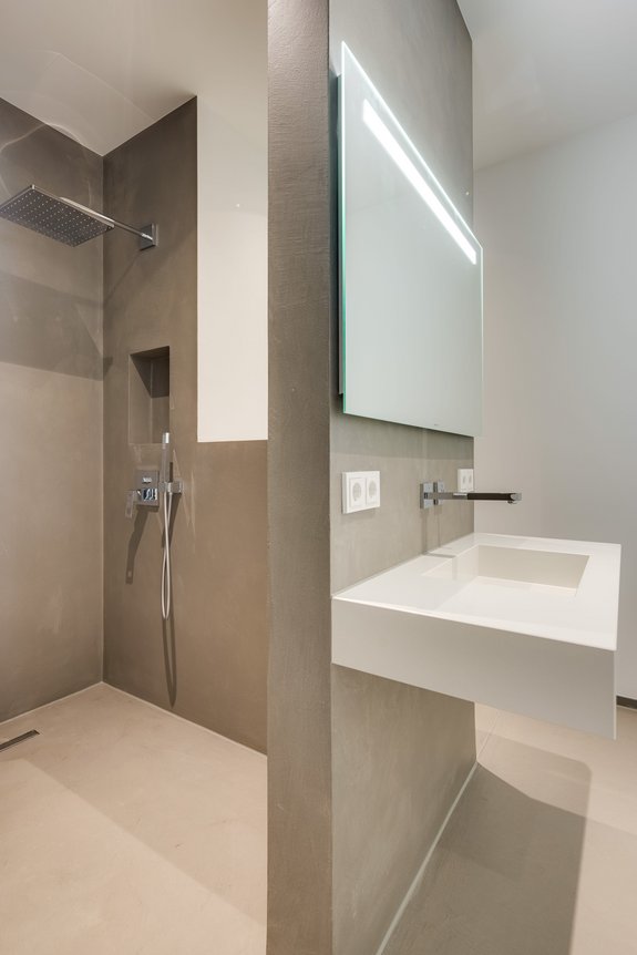 Floor level rain shower