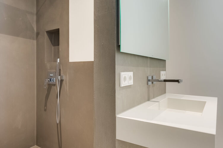 Floor level rain shower