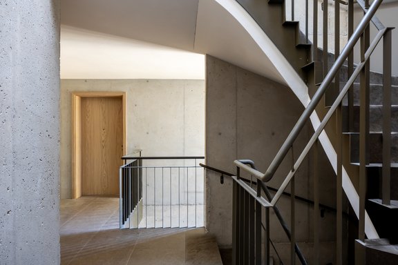 Modernes Treppenhaus mit Sichtbeton