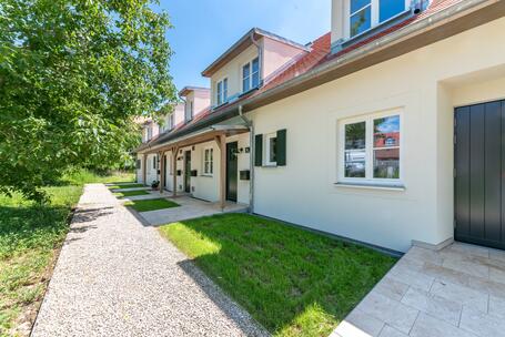 New construction: Townhouses, houses with gardens, and apartments in a quiet neighborhood