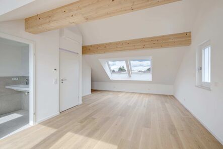Immobilien-Staging Referenz München — Dachgeschossraum vor der Inszenierung