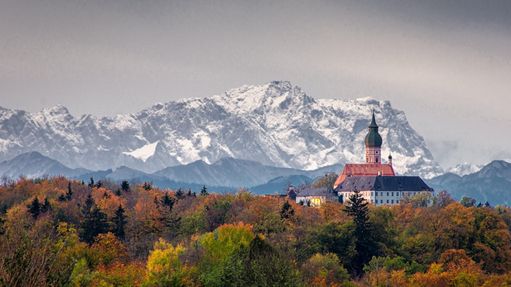 Blick auf das historische Kloster Andechs