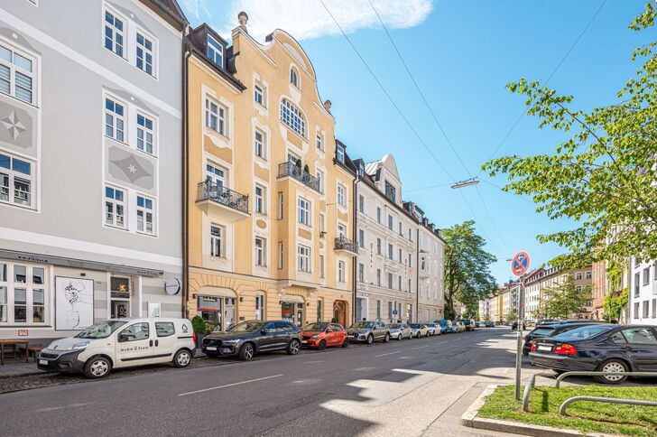 Premium-Immobilien in Schwabing — Jugendstil-Straßenzug mit Altbauten