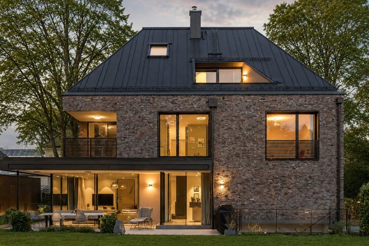 Villen-Architektur Bogenhausen — moderne Villa mit Ziegelfassade