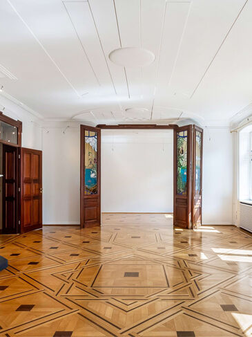 Lichtdurchflutete Altbauwohnung mit Intarsienparkett, Kamin, Stuckdecke und Flügeltüren mit farbigem Glas